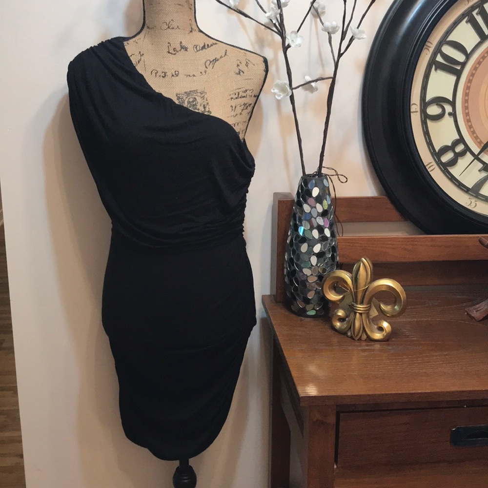 ✨ROUTE BLACK ONE SHOULDER FITTED DRESS✨